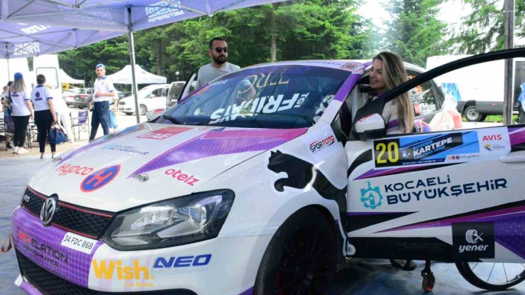 Bir eli direksiyonda, diğer eli gaz ve frende: Kübra rüzgarla yarışıyor! 12